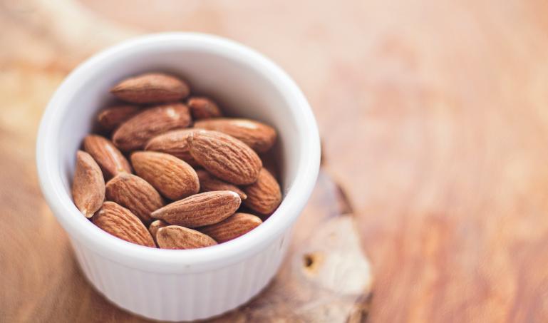 Healthy snack based on almonds