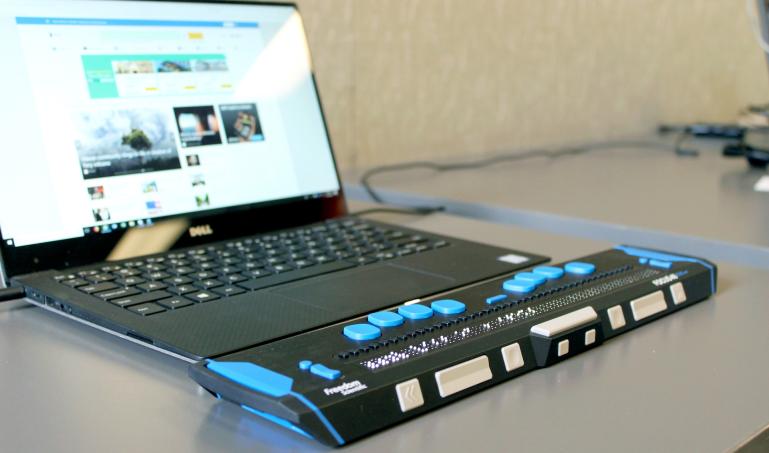 Braille display in front of a laptop